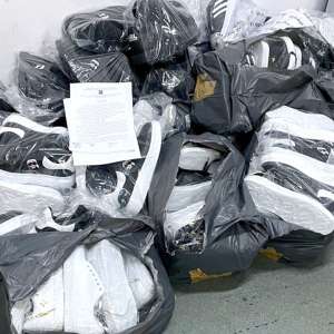 Sute de produse susceptibile a fi contrafăcute, achiziționate din Turcia, descoperite în trei autocare la P.T.F. Giurgiu