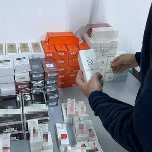 Sute de produse susceptibile a fi contrafăcute, achiziționate din Turcia, descoperite în trei autocare la P.T.F. Giurgiu