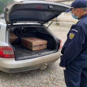 Cărăuşi de ţigări de contrabandă opriţi în trafic de poliţiştii de frontieră