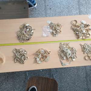 Peste 1.500 grame de bijuterii, fără documente, descoperite de poliţiştii de frontieră constănţeni