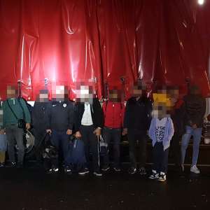 Doisprezece cetățeni turci și doi sirieni au încercat să treacă ilegal frontiera, ascunși printre piese metalice