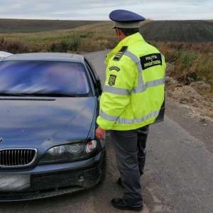 Tânăr, fără drept de a conduce, depistat în trafic de polițiștii de frontieră