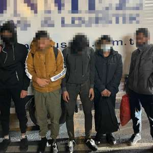 Cinci cetățeni străini depistați într-o autoutilitară de către polițiștii de frontieră arădeni