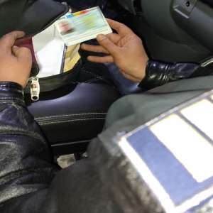 Un permis de conducere şi două cărţi de identitate false descoperite de poliţiştii de frontieră