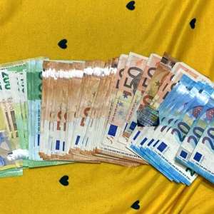 Percheziţii la o grupare infracțională specializată în trafic de migranți