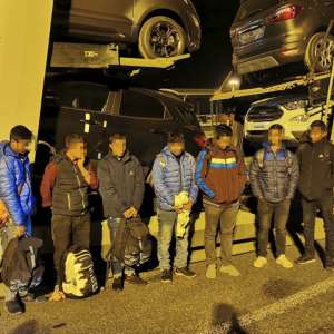 Cincisprezece migranți ascunși în TIR-uri, depistați în ultimele 24 de ore, la frontiera cu Ungaria