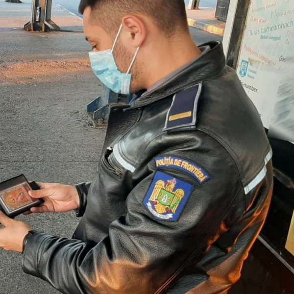 Carte de identitate falsă descoperită la controlul de frontieră