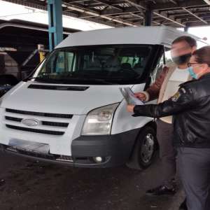 Intenționa să intre în România cu un microbuz, fără asigurare auto obligatorie