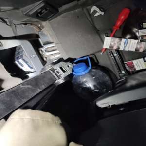 Stâlpii scaunelor unui camion „întăriţi” cu ţigări de contrabandă