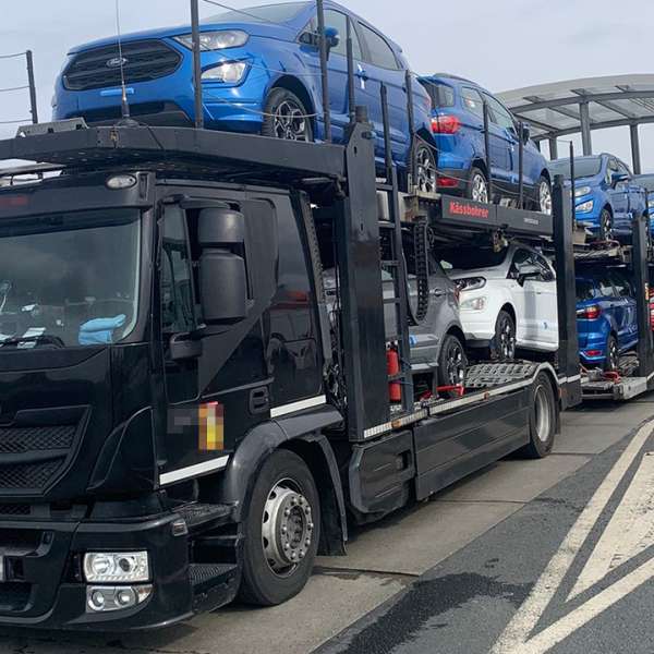 Patru tunisieni ascunși într-un automarfar, depistați la P.T.F. Nădlac II