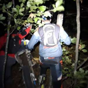 Doi motociclişti rătăciţi într-o pădure din apropierea frontierei de stat găsiţi de poliţiştii de frontieră şi salvamontişti
