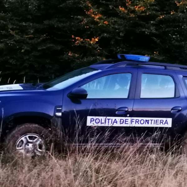 Doi motociclişti rătăciţi într-o pădure din apropierea frontierei de stat găsiţi de poliţiştii de frontieră şi salvamontişti