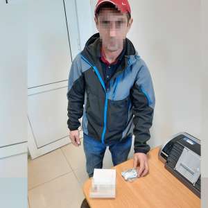 S-a prezentat la controlul de frontieră având în rucsac o cutie cu substanţă vegetală interzisă