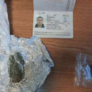 S-a prezentat la controlul de frontieră având în rucsac o cutie cu substanţă vegetală interzisă