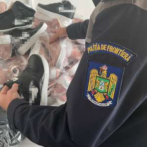 Sute de bunuri, susceptibile a fi contrafăcute, ascunse într-un autocar, descoperite în P.T.F. Giurgiu