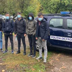 Prim ajutor oferit de poliţiştii de frontieră unei femei însărcinate, în cadrul unor acțiuni de combatere a migrației ilegale