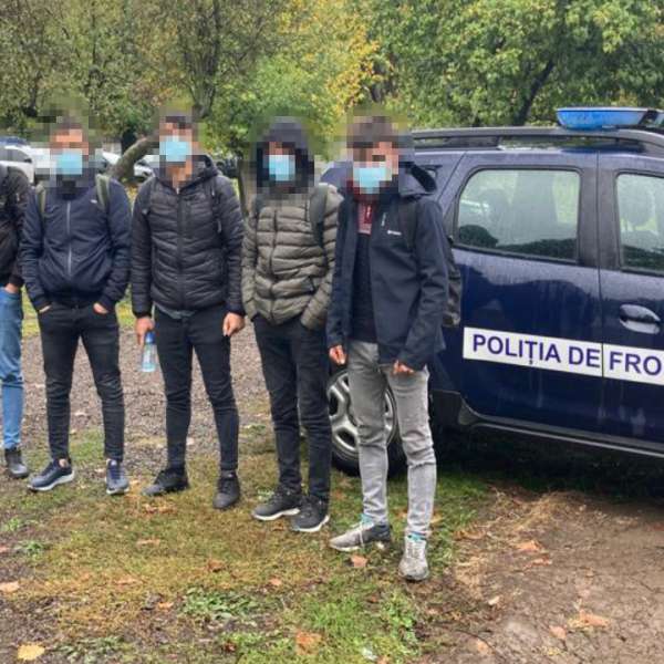 Prim ajutor oferit de poliţiştii de frontieră unei femei însărcinate, în cadrul unor acțiuni de combatere a migrației ilegale