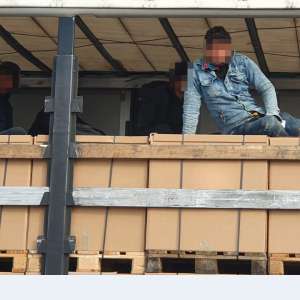 Patruzeci și patru de migranti ascunsi in TIR-uri, depistați de polițiștii de frontieră arădeni