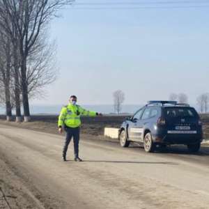 La plimbare, la volan, fără permis de conducere