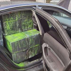 Şoferul unui autoturism plin cu ţigări, reţinut pentru 24 de ore