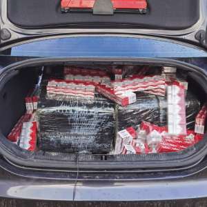 Şoferul unui autoturism plin cu ţigări, reţinut pentru 24 de ore