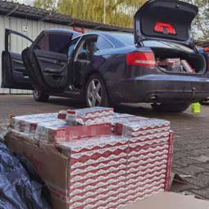 Şoferul unui autoturism plin cu ţigări, reţinut pentru 24 de ore