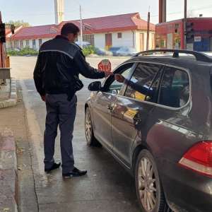 Intenționa să iasă din România cu un autoturism a cărui înmatriculare era suspendată și fără asigurare auto obligatorie