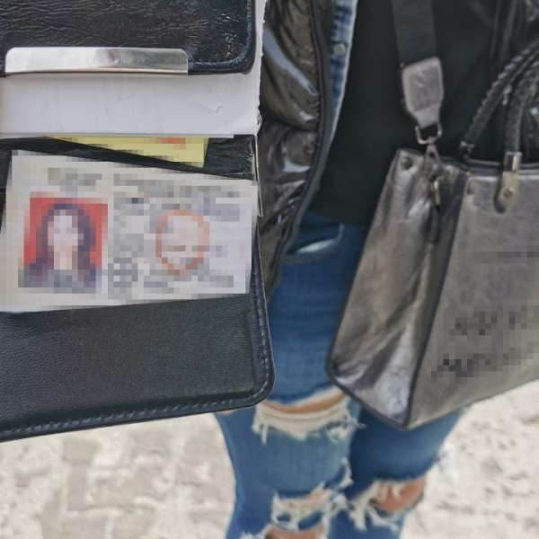 A plătit 300 de dolari pentru un permis de conducere şi s-a ales cu dosar penal
