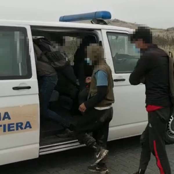 Doi cetăţeni români cercetați pentru trafic de migranţi