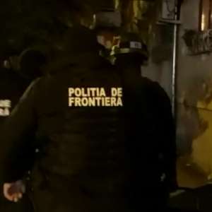 Percheziţii la o reţea infracțională specializată în trafic de migranți