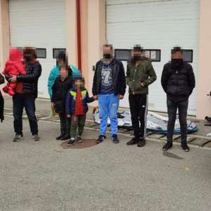 Doua familii din Afganistan care au traversat Dunărea cu o barcă gonflabilă, depistate de poliţiştii de frontieră de la Moldova Veche