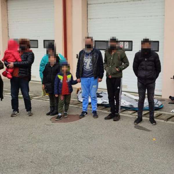 Două familii din Afganistan care au traversat Dunărea cu o barcă gonflabilă, depistate de poliţiştii de frontieră de la Moldova Veche