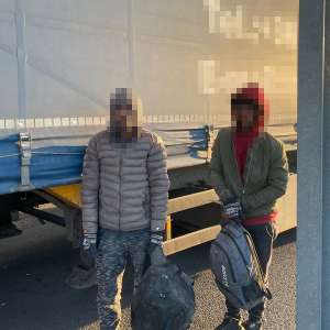 Cinci cetăţeni străini depistați de polițiștii de frontieră arădeni