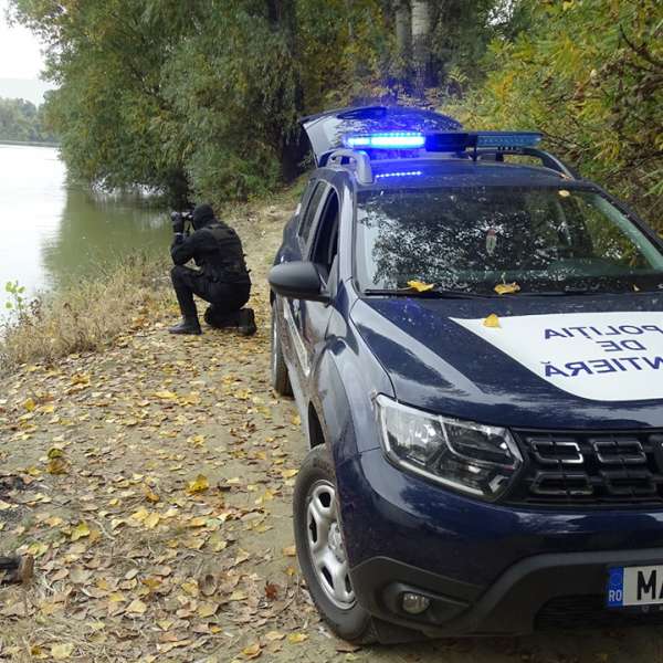Opt migranţi scoşi din apele fluviului Dunărea de poliţiştii de frontieră