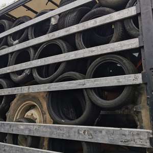 15 tone de deșeuri constând în cauciucuri uzate, oprite la intrarea în România