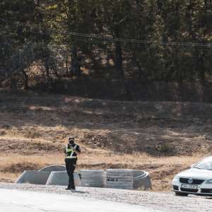 La volanul unui tractor cu remorcă neînmatriculată
