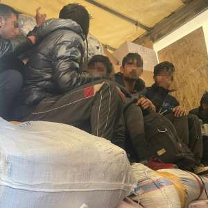 21 migranti ascunși în TIR-uri, depistați de polițiștii de frontieră din vestul ţării  
