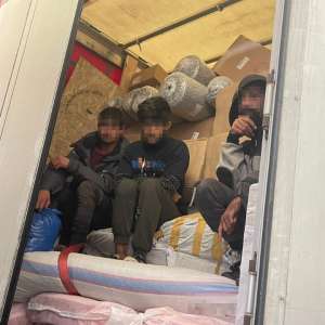 21 migranti ascunși în TIR-uri, depistați de polițiștii de frontieră din vestul ţării  