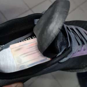 Document fals primit cadou şi ascuns în pantof