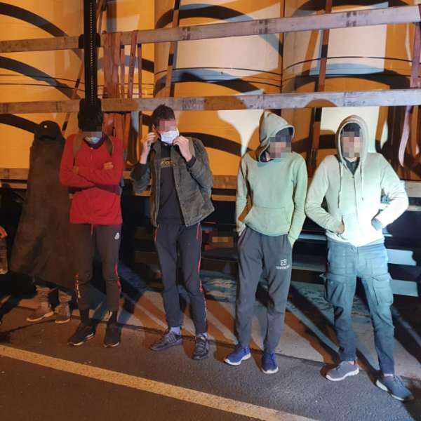 Douăzeci și unu de migranți ascunși în TIR-uri, depistați în ultimele 24 de ore, la frontiera cu Ungaria