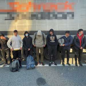Optsprezece cetățeni străini, ascunşi in TIR-uri, depistați de polițiștii de frontieră de la PTF Nădlac II