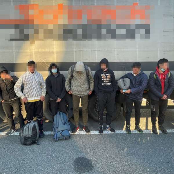 Optsprezece cetățeni străini, ascunşi in TIR-uri, depistați de polițiștii de frontieră de la PTF Nădlac II   
