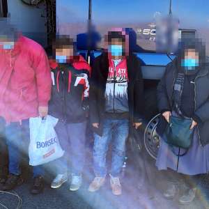 Șase afgani, ascunşi într-un TIR încărcat cu jucării de pluş