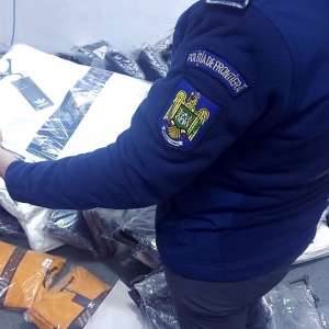 Sute de bunuri susceptibile a fi contrafăcute, achiziționate din Turcia, descoperite într-un autocar, la PTF Giurgiu