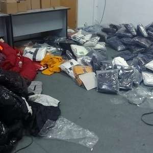 Sute de bunuri susceptibile a fi contrafăcute, achiziționate din Turcia, descoperite într-un autocar, la PTF Giurgiu