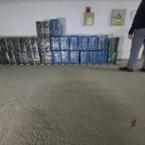 Focuri de armă pentru reținerea unui cetățean ucrainean și 21.000 pachete țigări confiscate la graniţa cu Ucraina