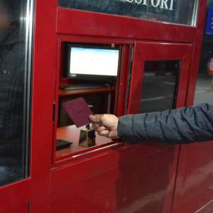 Cetăţean din Republica Moldova cercetat pentru dare de mită