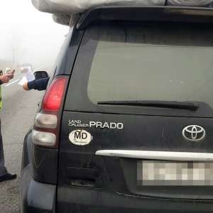 Conducea un ansamblu rutier, fără să aibă acest drept