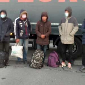 Nouă migranţi ascunşi în TIR-uri, depistați de polițiștii de frontieră arădeni