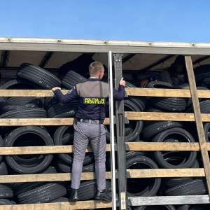 Nouă migranţi ascunşi în TIR-uri, depistați de polițiștii de frontieră arădeni